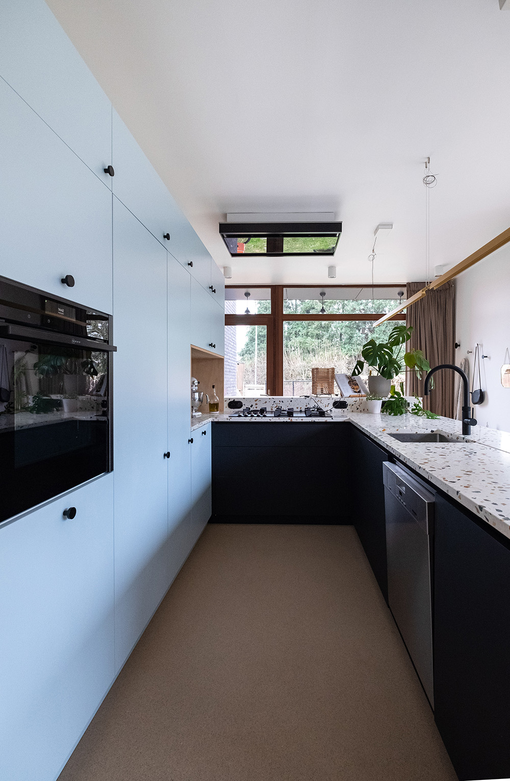 HB blauwe keuken en terrazzo werkblad